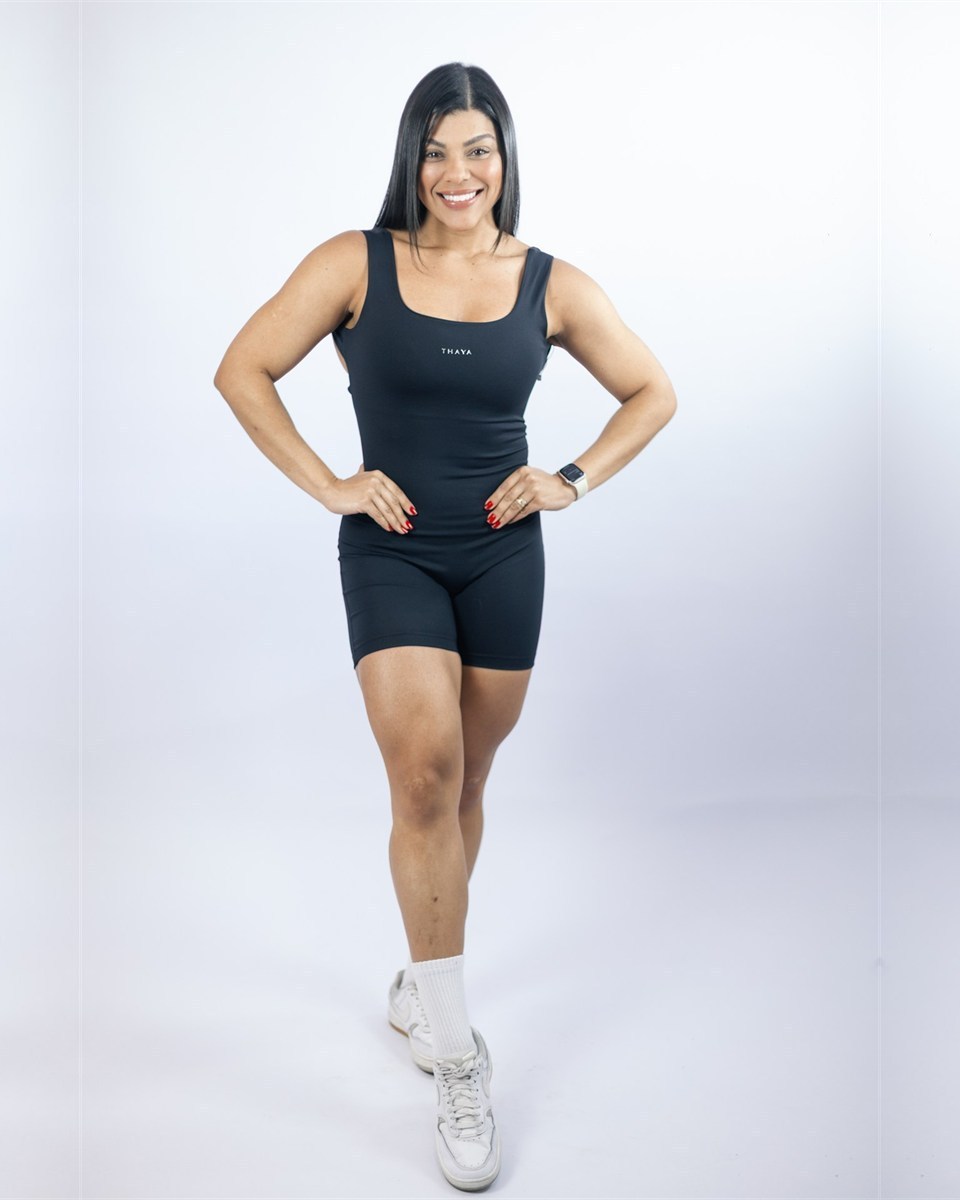 Yasmin Barcelos orientando execução de exercício